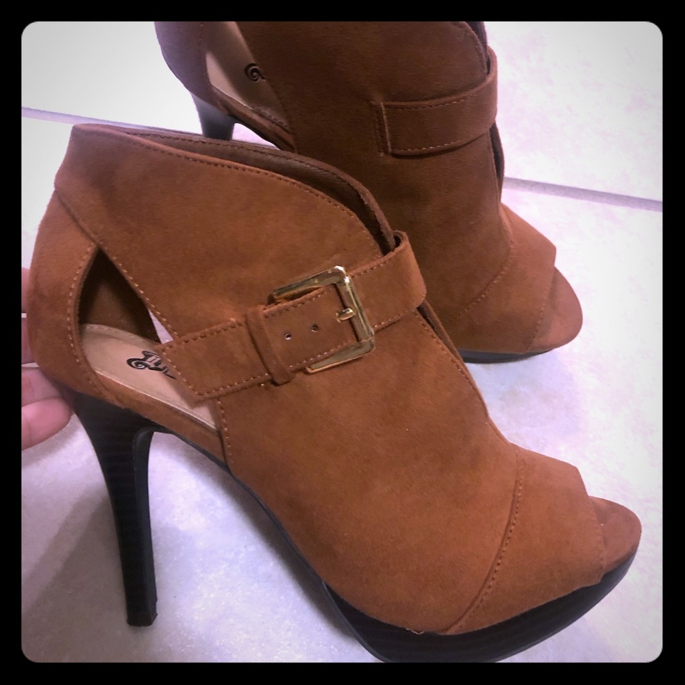 Brown suede like new condition bootie heels
